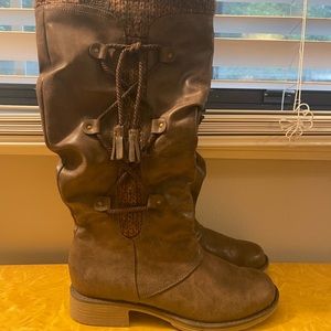 Women’s boots size 9